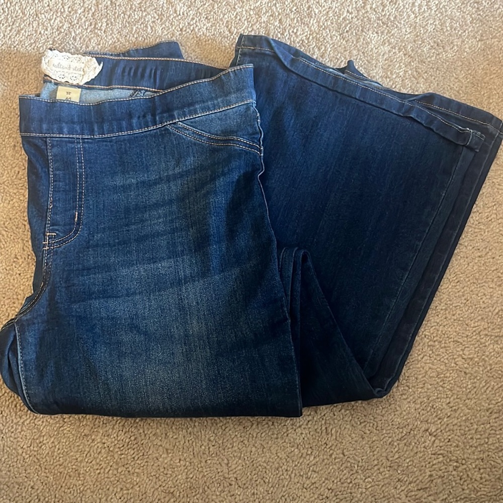 Altar’d State flare stretchy jeans. Lightly worn great condition.